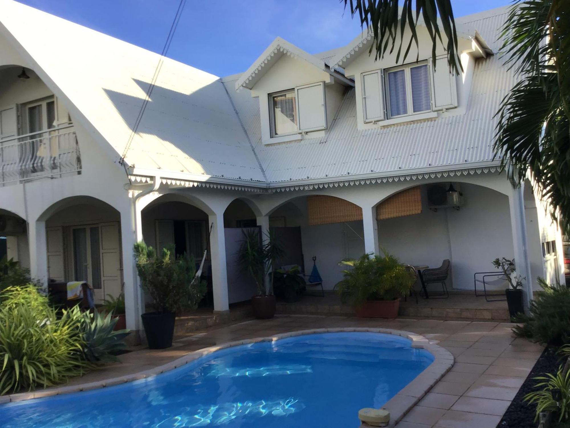 Studio Cosy Avec Piscine Dans Une Villa Saint-Denis Luaran gambar