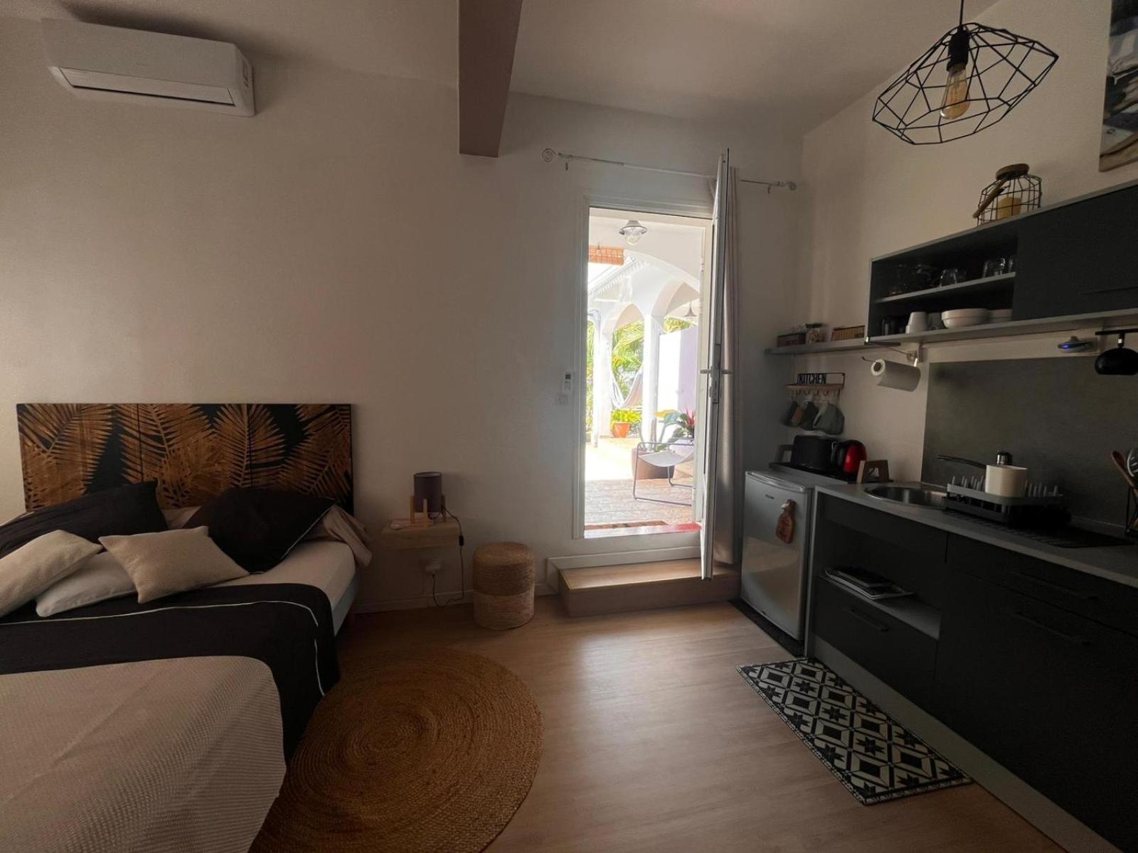 Studio Cosy Avec Piscine Dans Une Villa Saint-Denis Luaran gambar