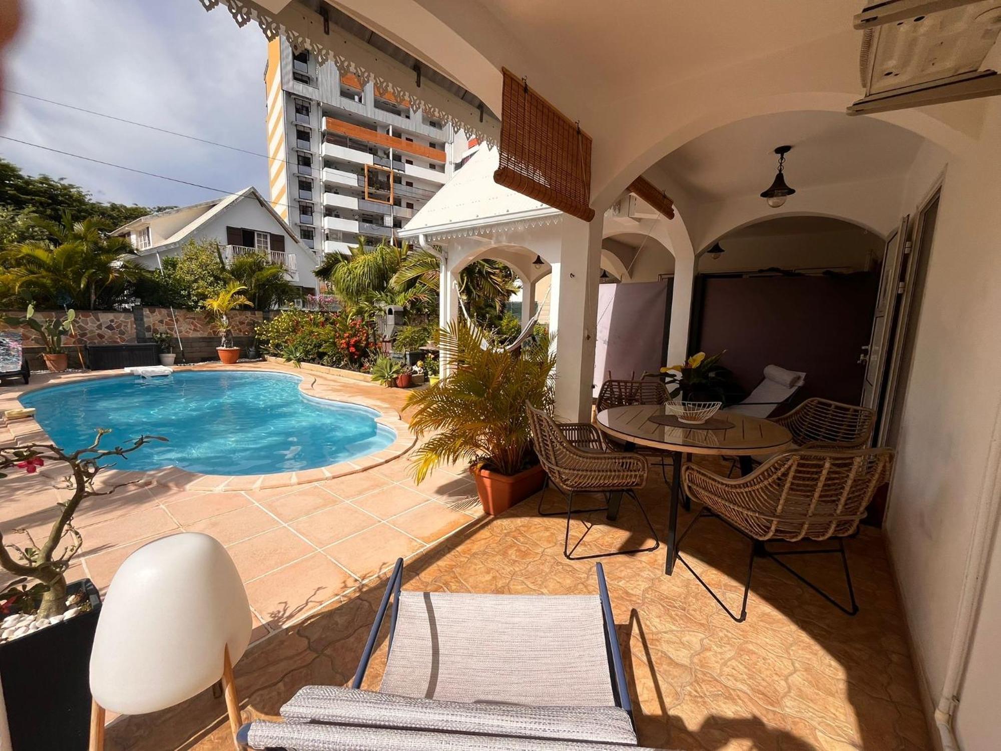 Studio Cosy Avec Piscine Dans Une Villa Saint-Denis Luaran gambar